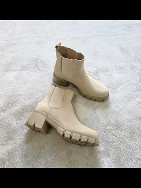 Dream Pairs Beige Chelsea Lug Ankle Boots NWOT